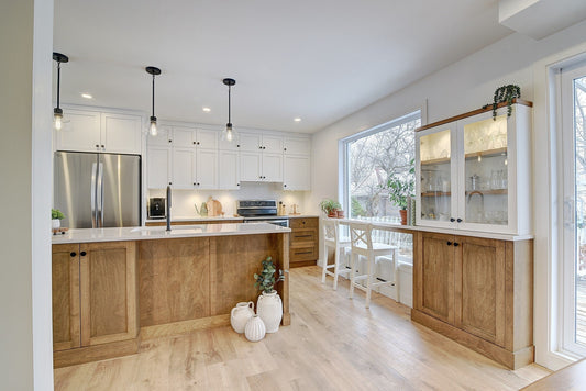 renovation de cuisine en bois brun et clair à Québec
